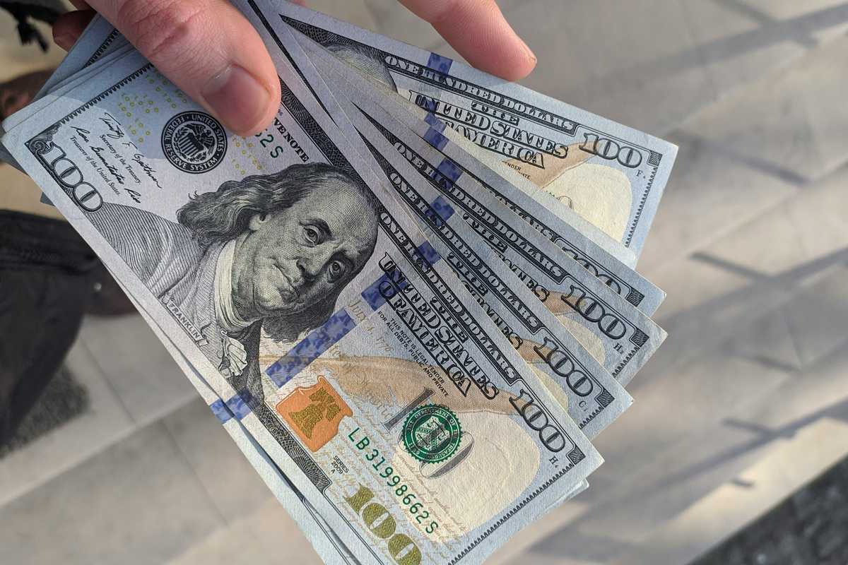 Pakistan's foreign reserves decline for second consecutive month