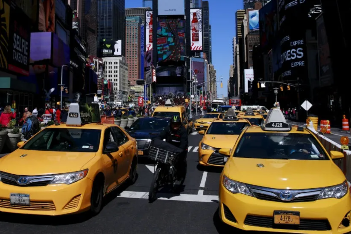 New York taxi jumps sidewalk on Christmas Day, injuring 7