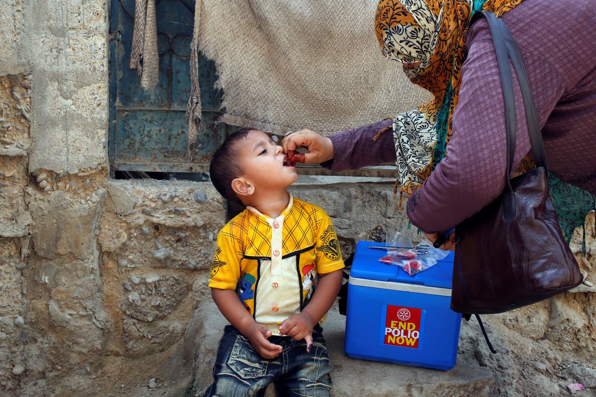 Militants kill two policemen protecting polio vaccination team in Pakistan