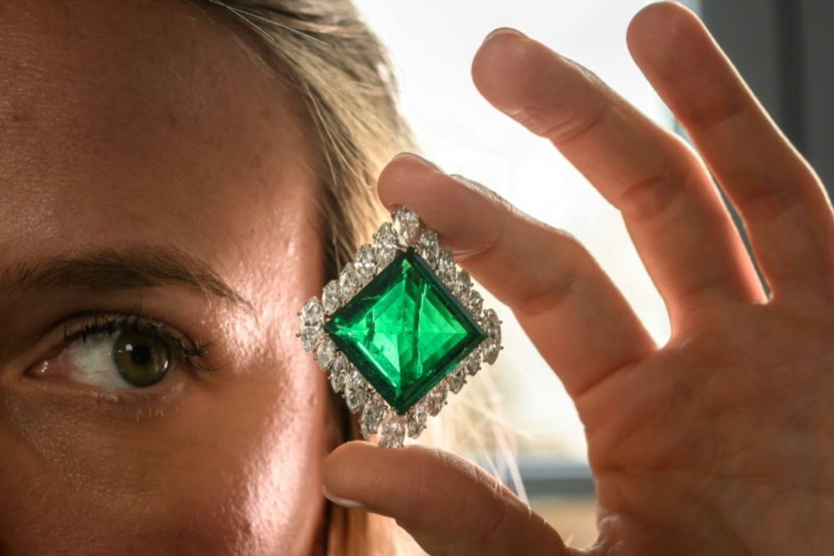 Aga Khan emerald fetches record $9 million in Geneva auction