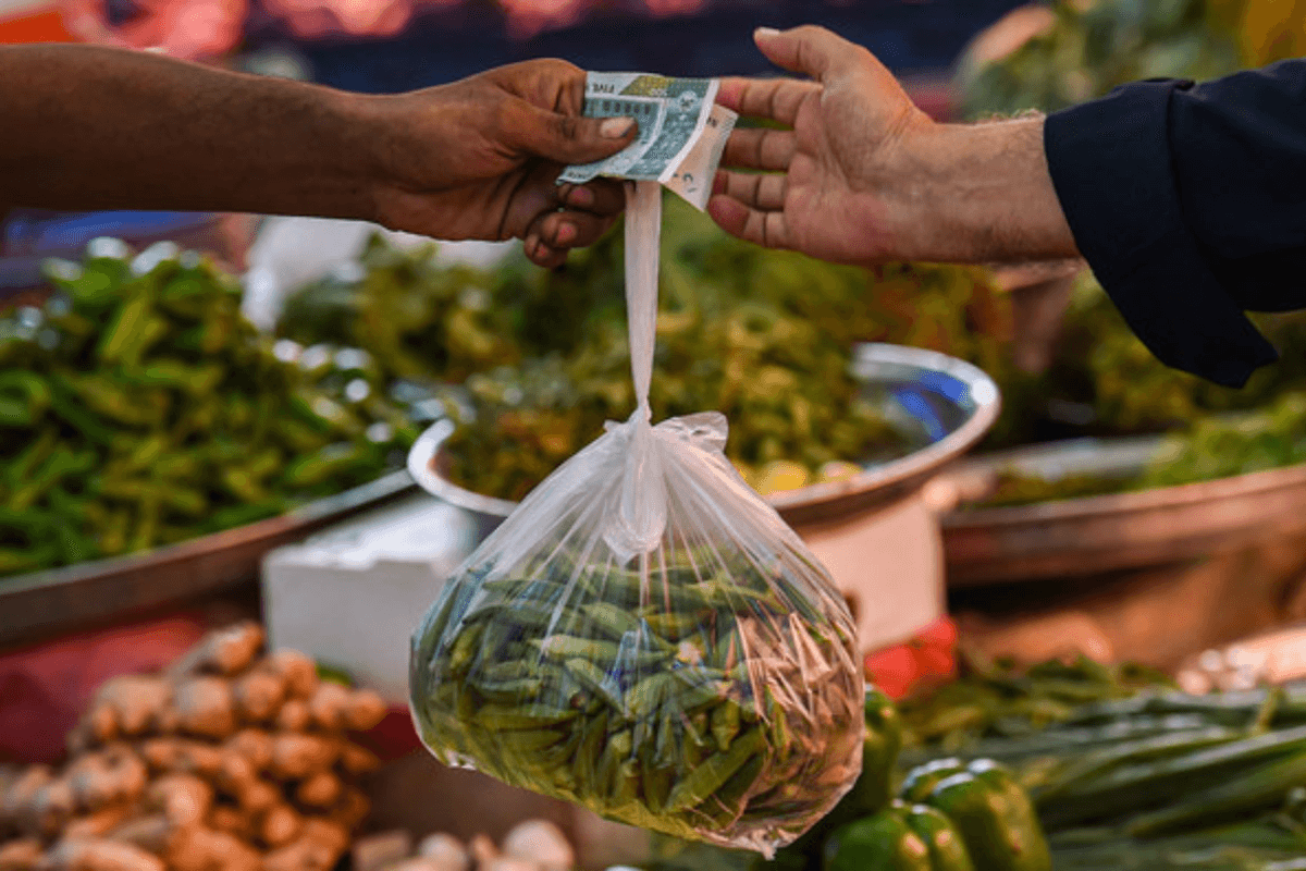 Pakistan's weekly inflation turns negative after seven years