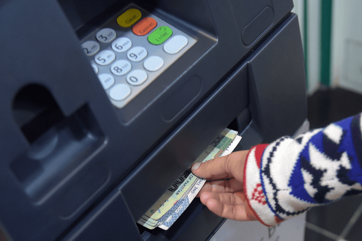 Pakistan bank deposits fall on back of lower interest rates