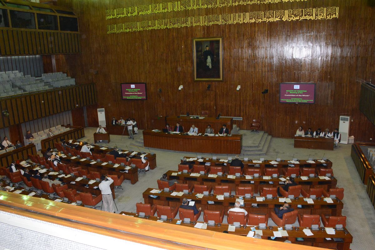 Pakistan moves to bar dual nationality for civil servants