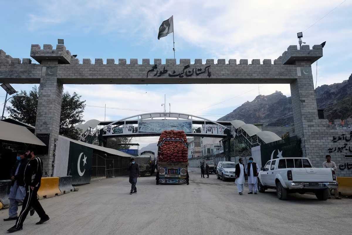 Pak-Afghan border shut for third day over bunker dispute