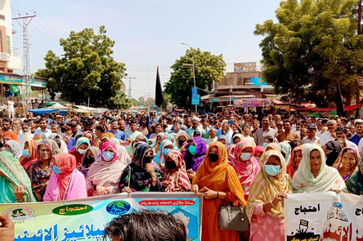 Govt workers in southern Pakistan delay sit-in after talks on pay, pensions