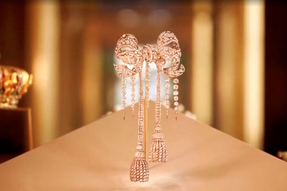 France intensifies hunt for Louvre raiders