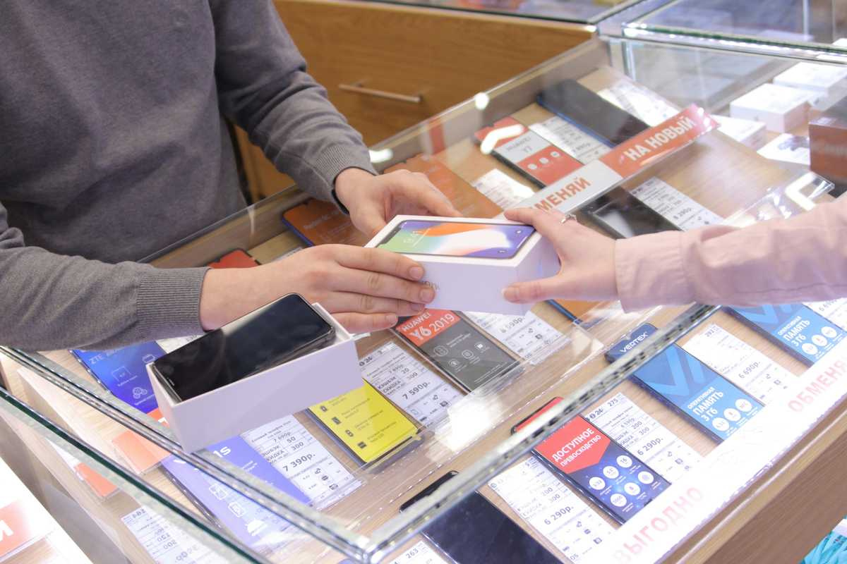 Mobile phone production in Pakistan drops 8% in November