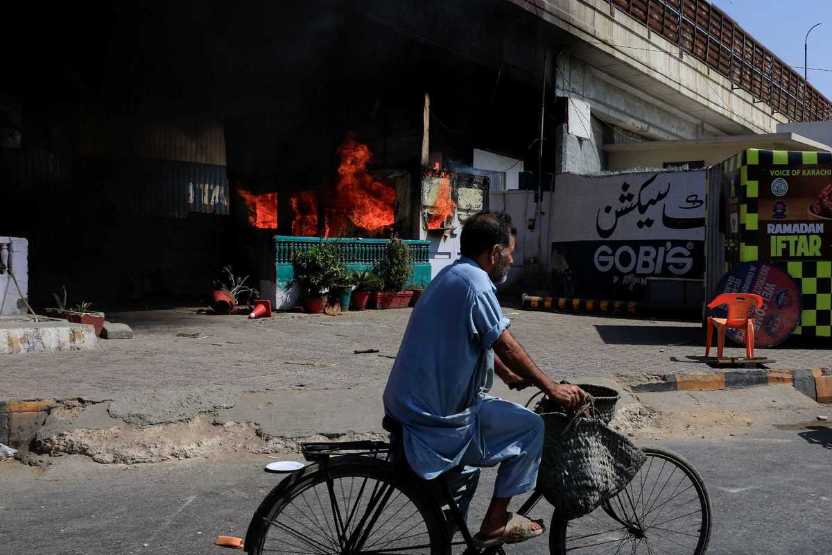 Clashes near US Consulate in Karachi leave 10 dead, over 30 injured