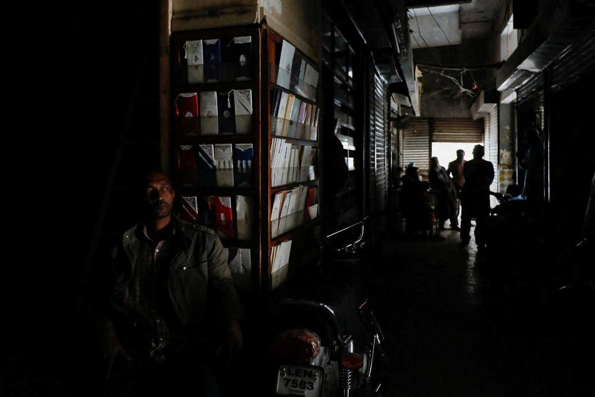 Pakistan cuts electricity rate, but announces daily outages