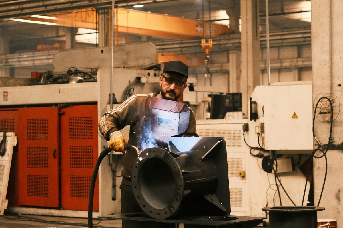 Pakistan’s large-scale manufacturing output declines 3.5% in February