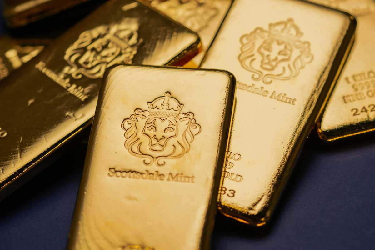 Gold prices hit record highs in Pakistan