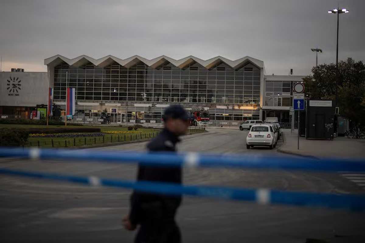 Minister among 11 held over Serbia station collapse