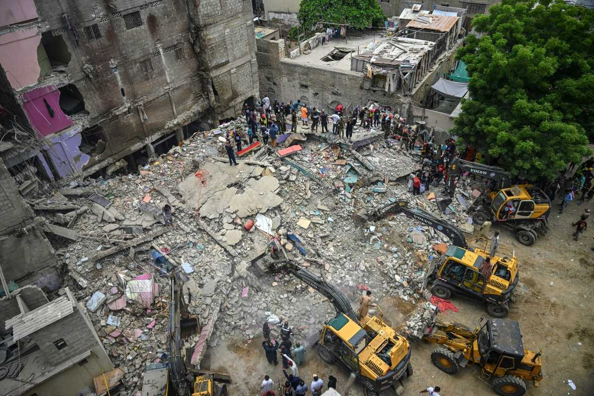 Seven killed as residential building collapses in southwest Pakistan