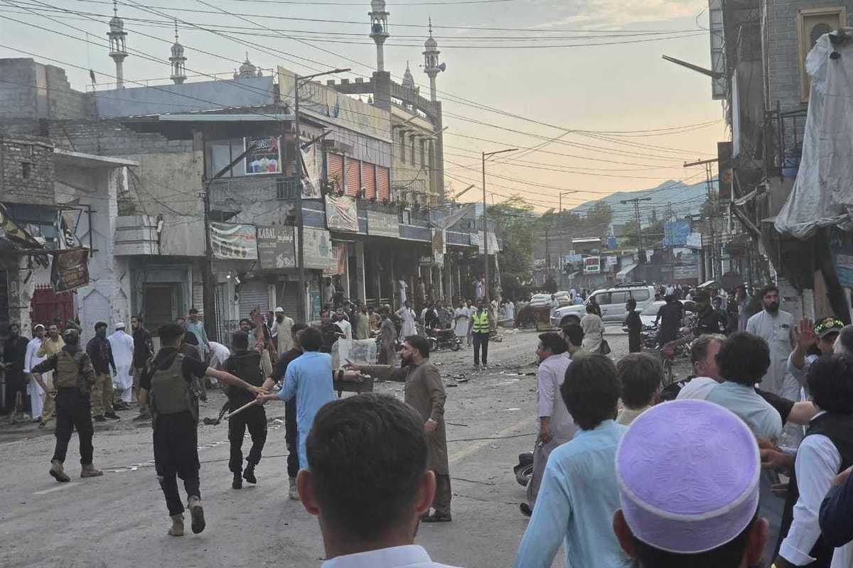 Suicide bombing at Swat police station kills 14, injures over 18