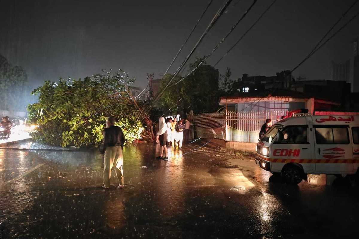 Heavy rain and winds batter Karachi; 17 dead, several injured