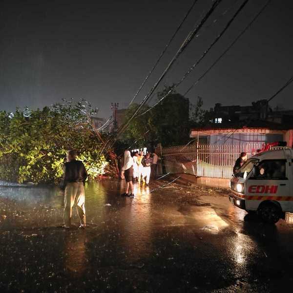 Heavy rain and winds batter Karachi; 17 dead, several injured