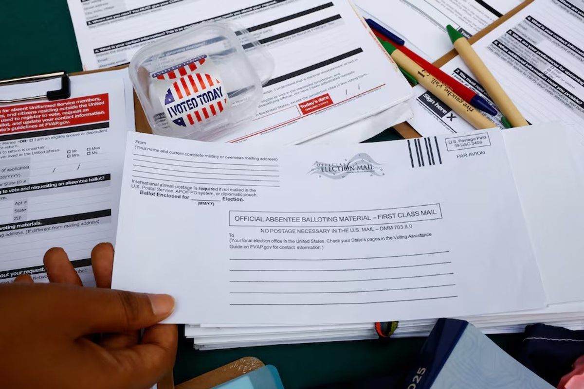 With polls tight, US election campaigns target overseas voters