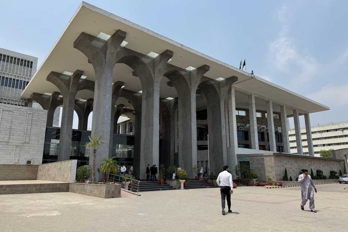 Pakistani court fines anti-corruption watchdog as Imran Khan bail hearing delayed