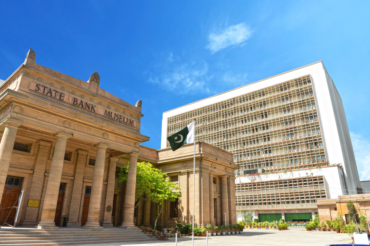 Pakistan central bank slashes interest rate to 17.5%