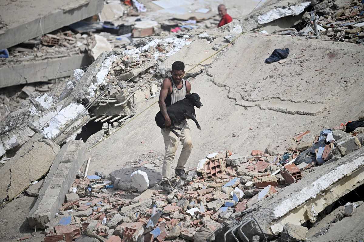 International aid and rescue teams rush to Venezuela after deadly earthquakes