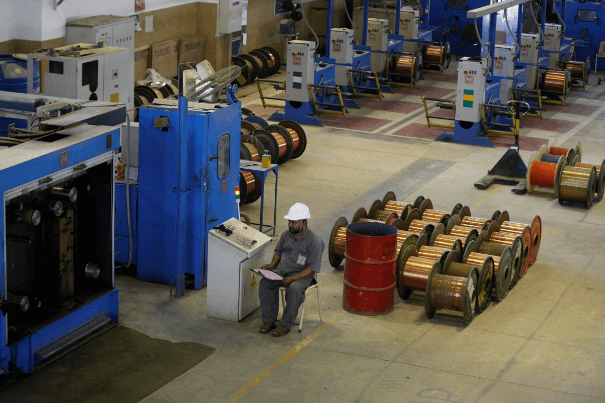 Pakistan’s large-scale manufacturing shrinks 0.7% in FY25