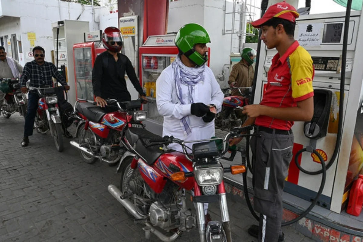 Pakistan reduces petrol, diesel prices by PKR 6