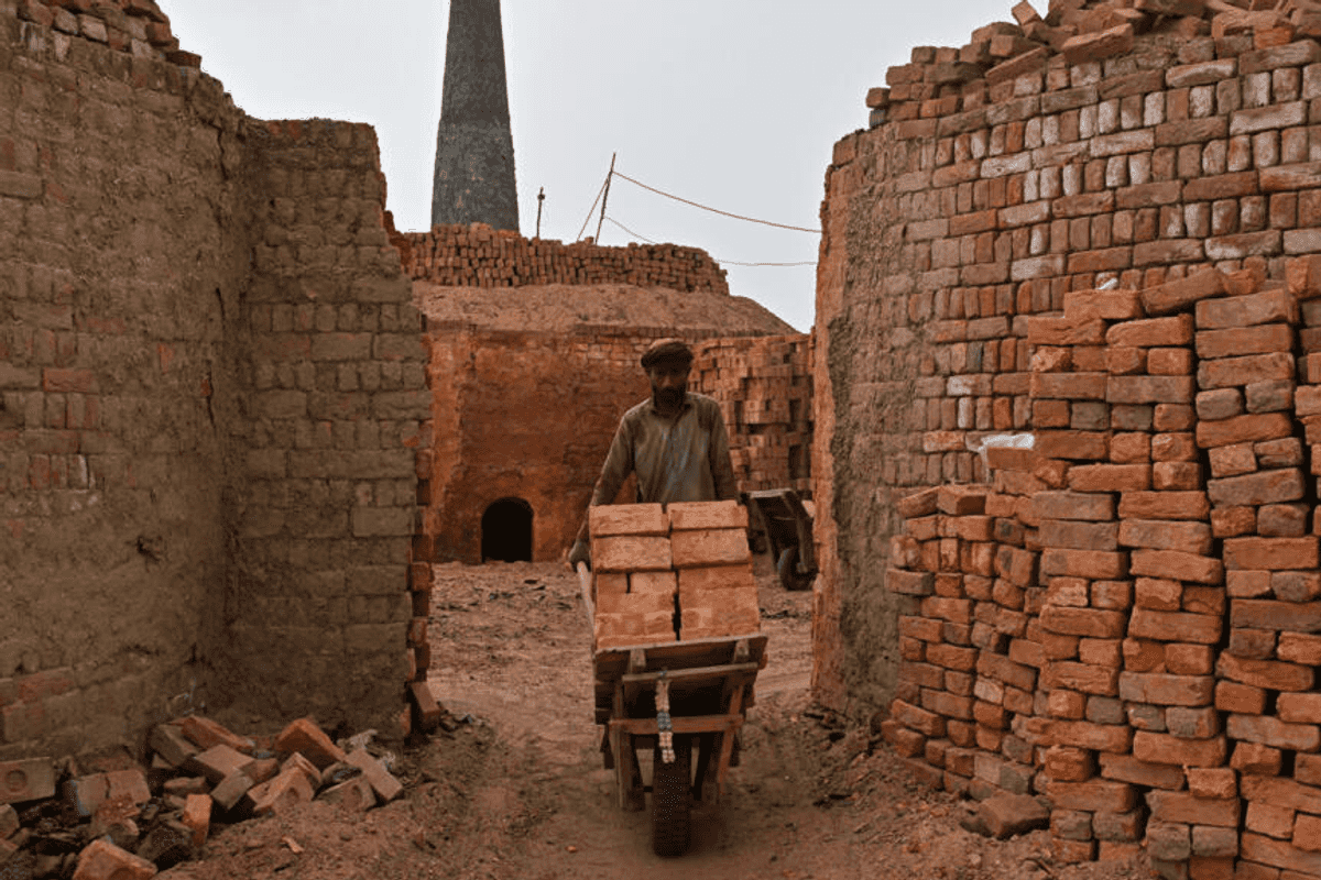 Pakistan brickmakers scorched by sun above and fire below
