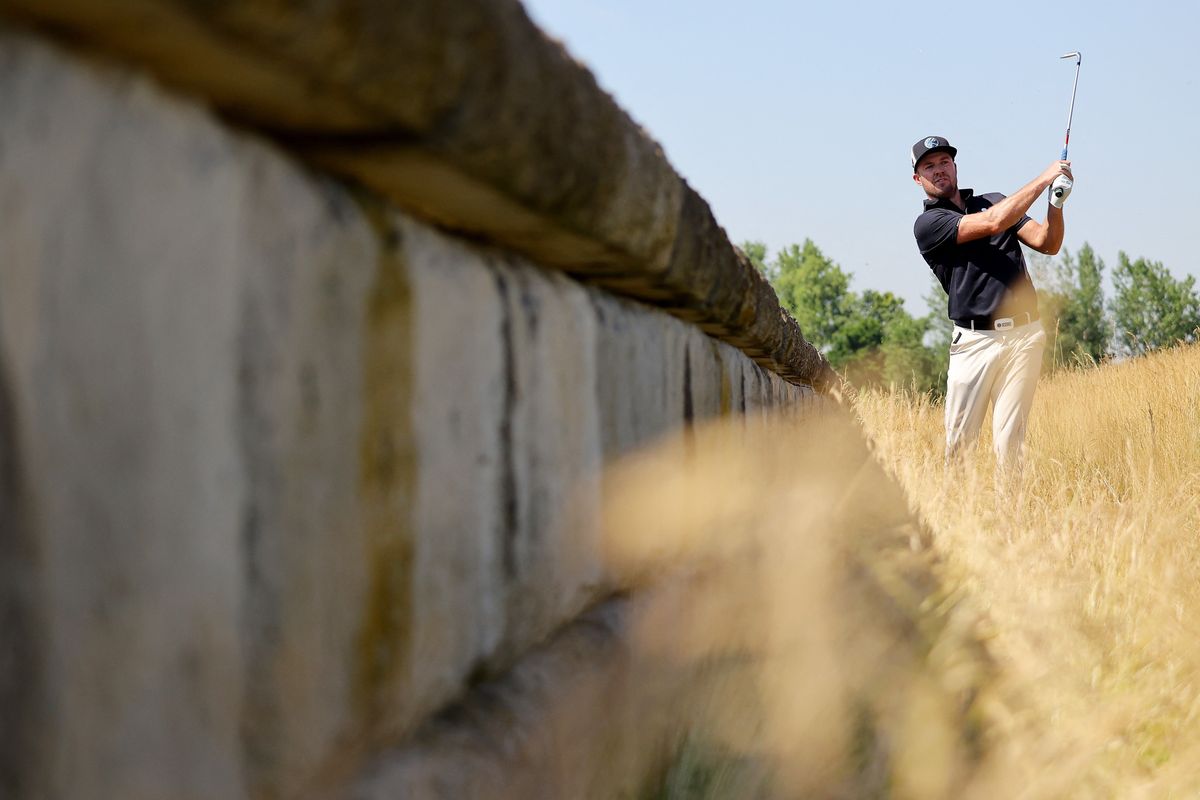 Cricketer De Villiers gets a Masters hit with pal Bezuidenhout