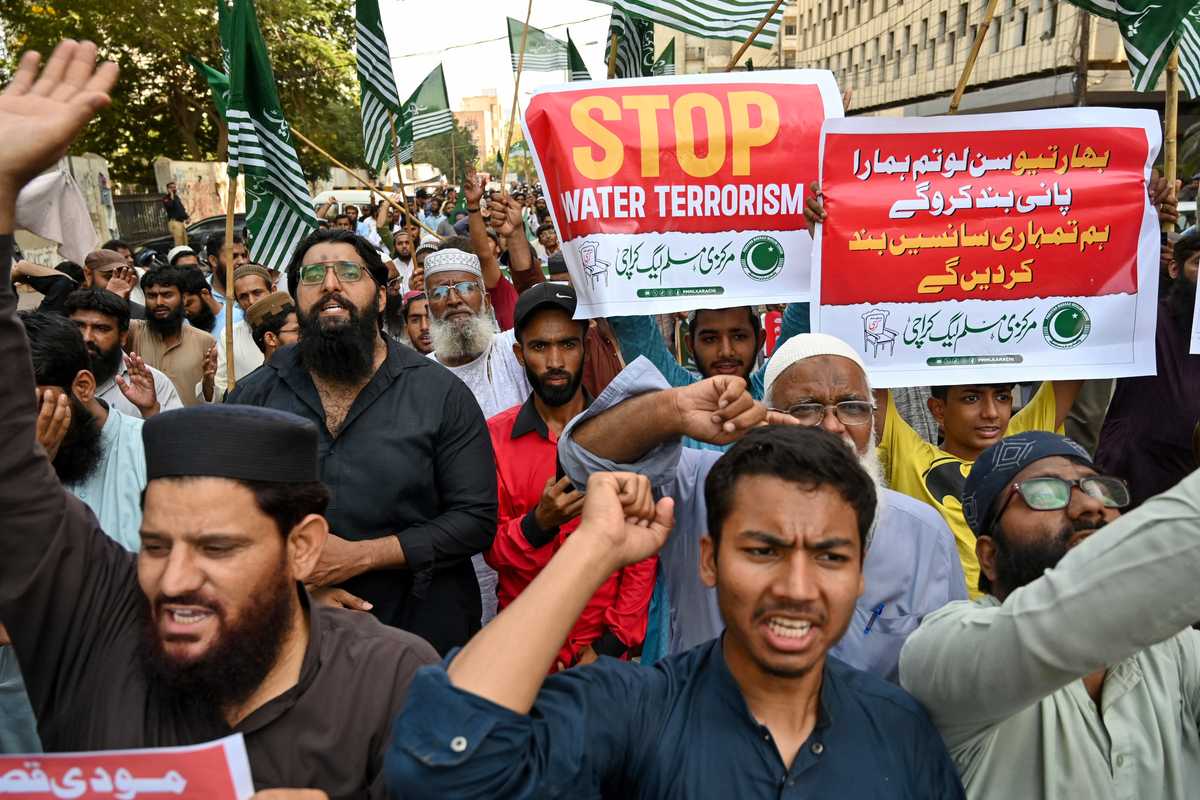 Hundreds protest in Pakistan over India's threats