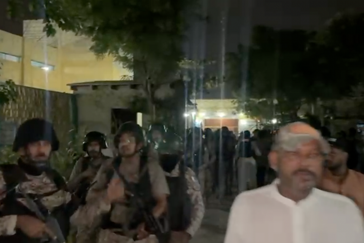 Over 200 inmates escape Pakistan jail after quake triggers chaos