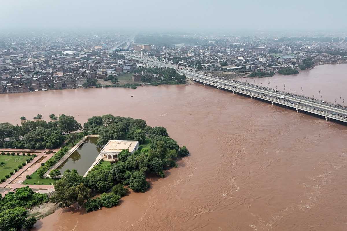 Smog then floods: Pakistani families 'can't catch a break'