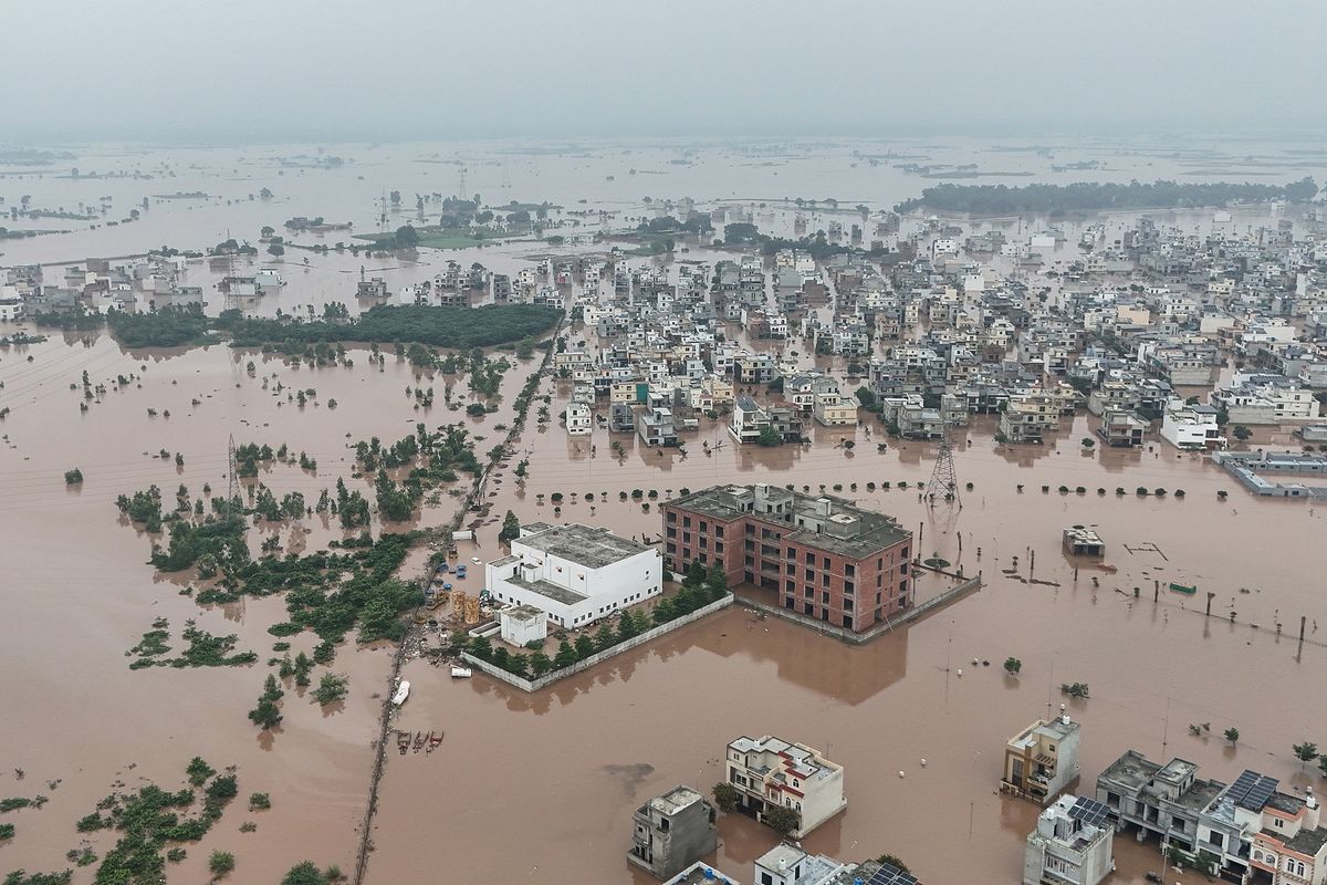 Drones scour floodwaters as Pakistan’s death toll climbs to 881