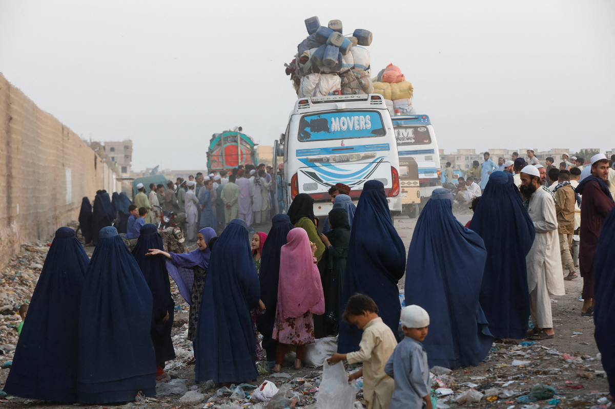 Pakistan decides to intensify crackdown on foreigners residing illegally in country