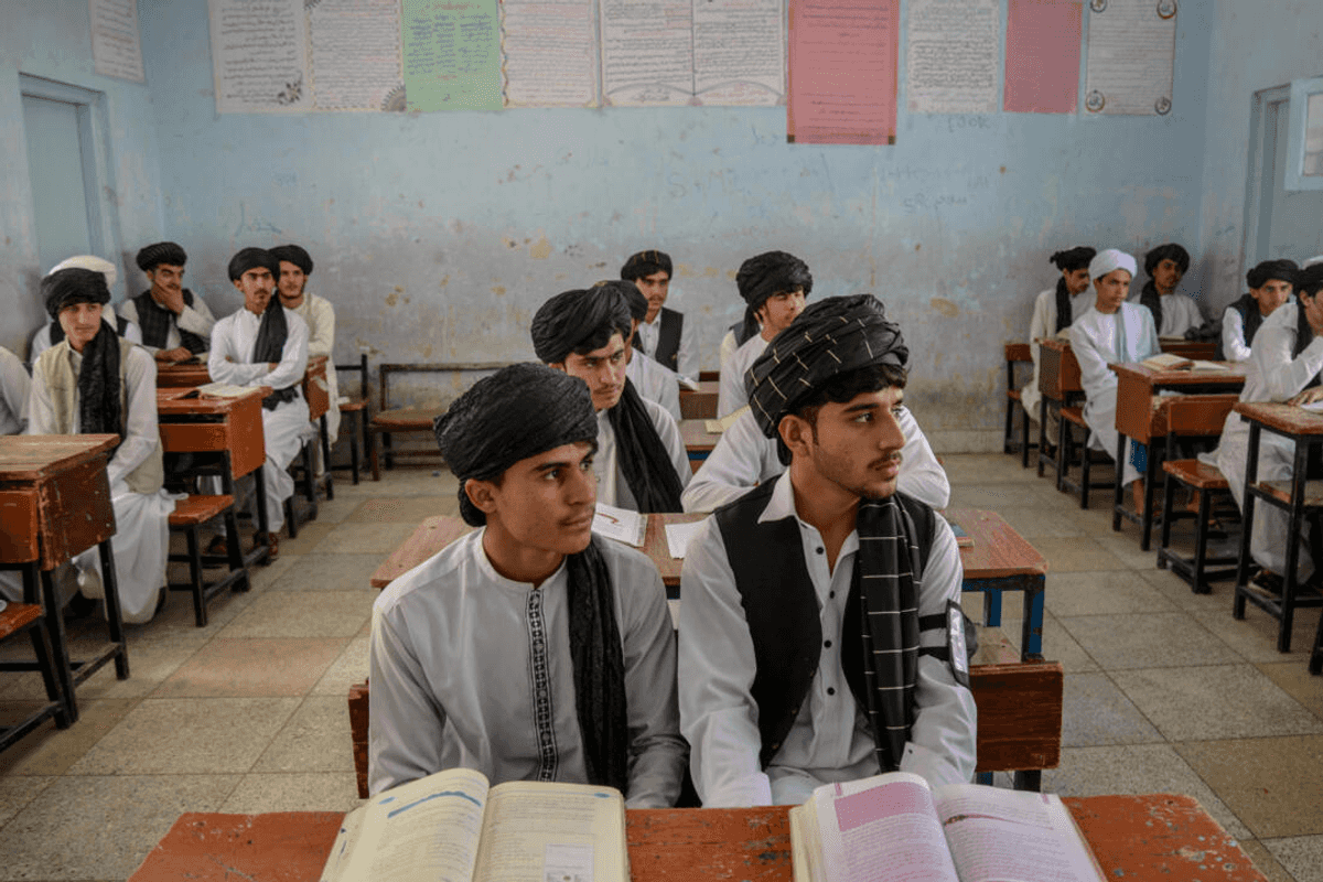 Tunics & turbans: Afghan students don Taliban-imposed uniforms