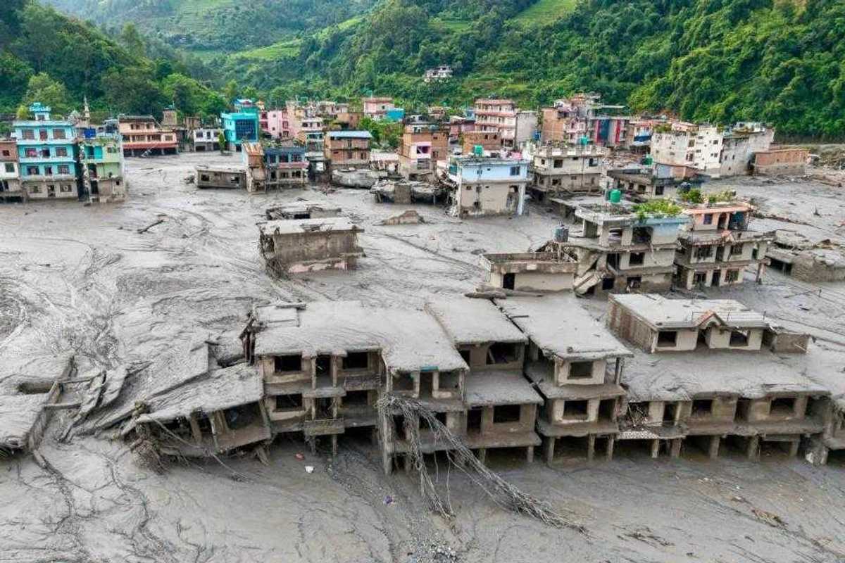 Death toll nears 400, rescuers search for 1,400 missing after Nepal-Tibet floods
