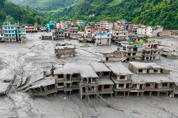 Death toll nears 400, rescuers search for 1,400 missing after Nepal-Tibet floods