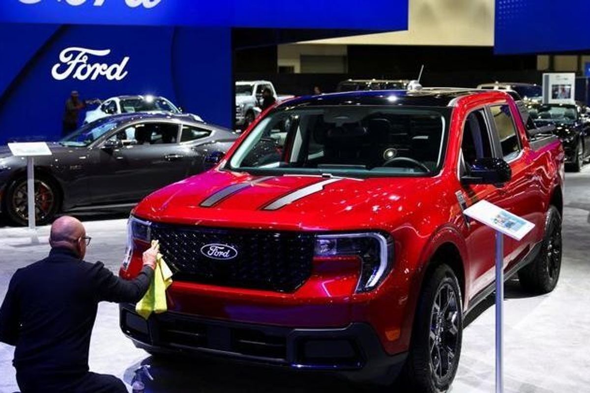 Trump exempts some automakers from Canada, Mexico tariffs for one month