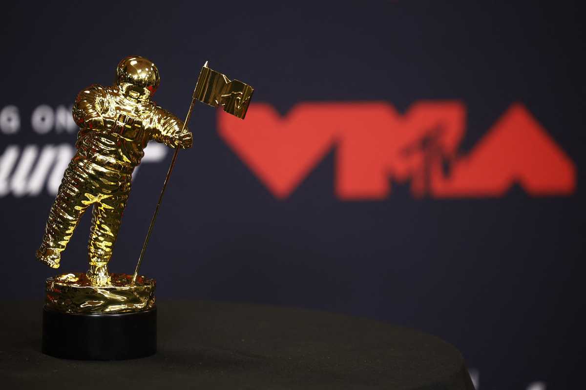 Ariana Grande wins Video of the Year at MTV VMAs