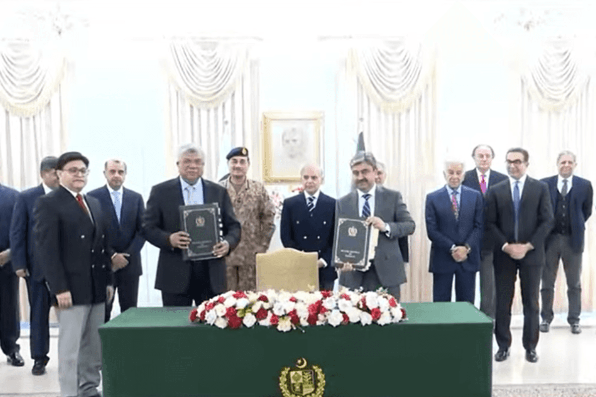 Pakistan completes sale of national airline to private company