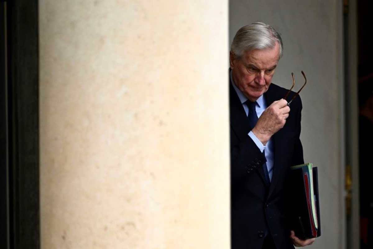 French PM faces ouster as opposition vows no-confidence vote