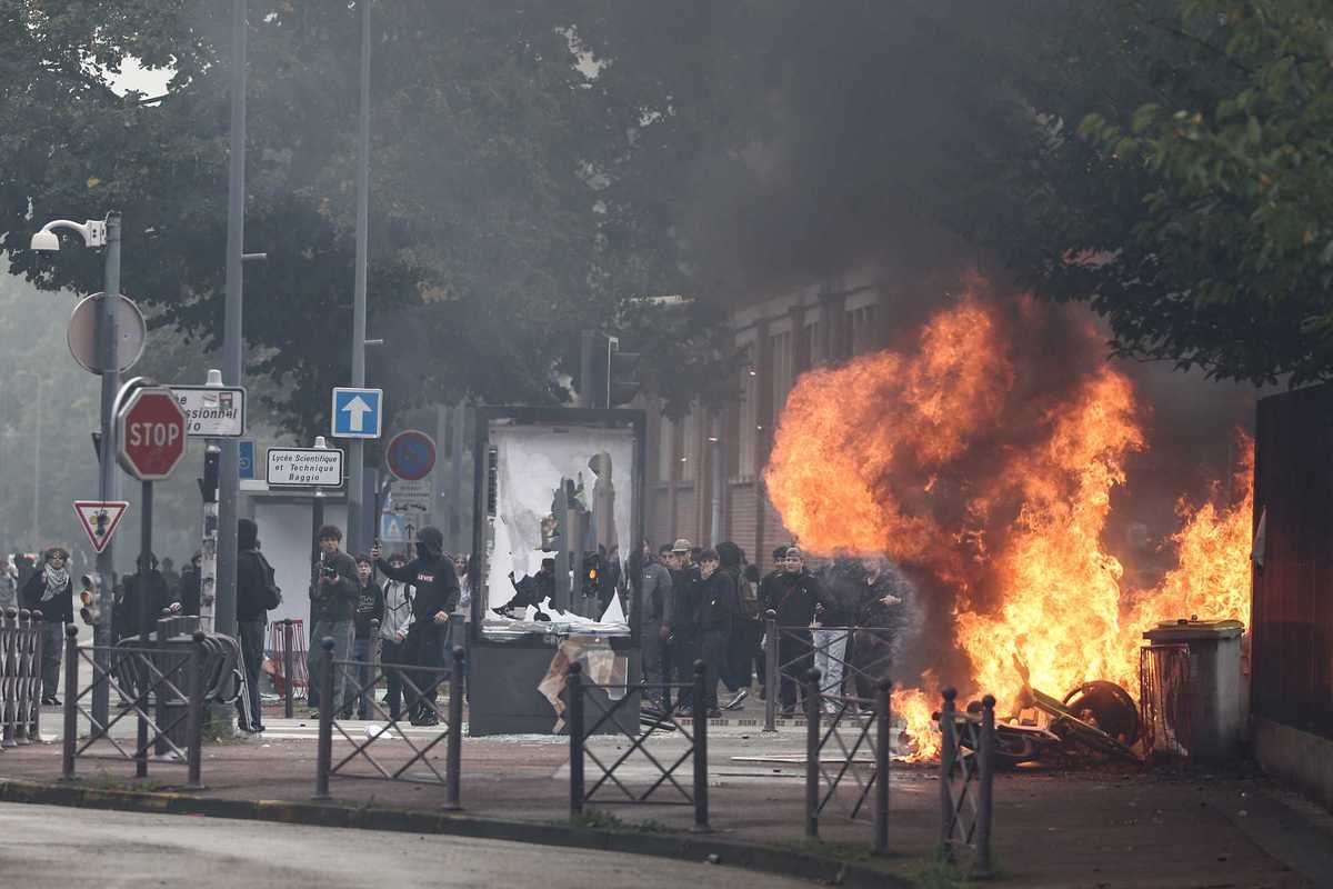 French high school blockades escalate into nationwide clashes, leading to over 400 detentions