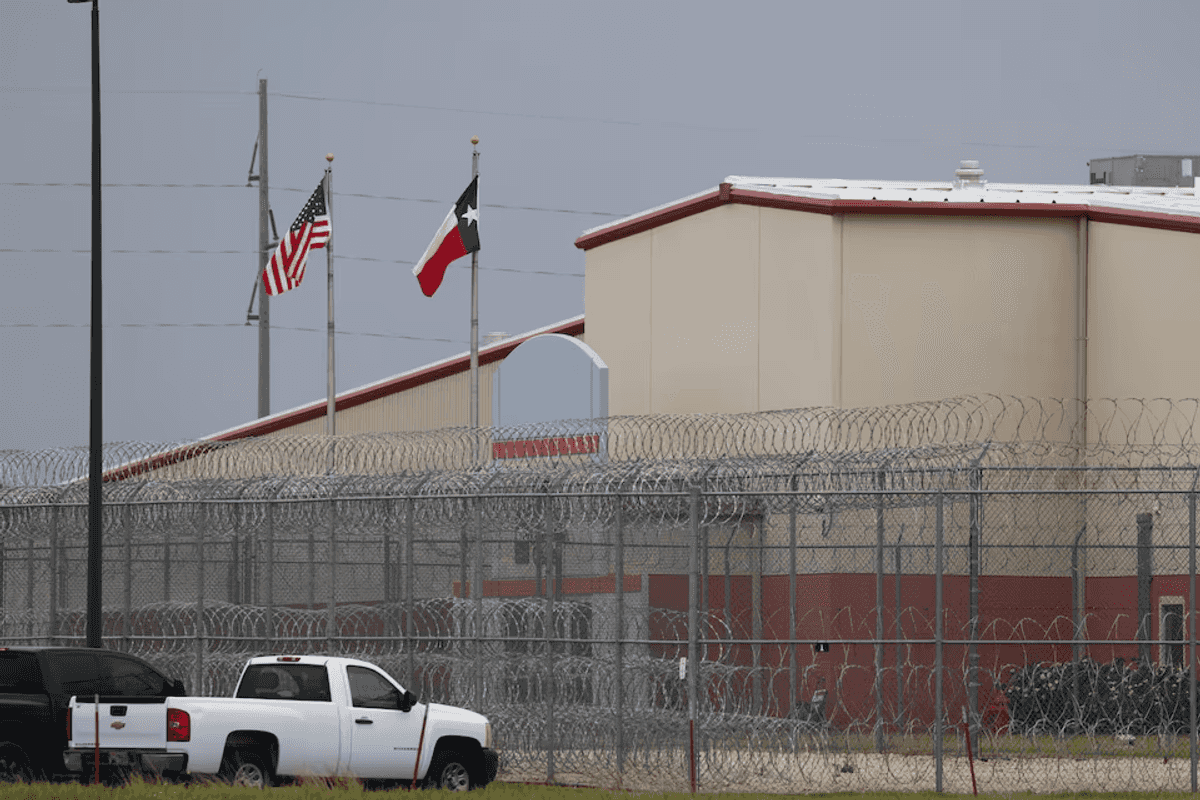 US Supreme Court temporarily blocks deportations of Venezuelan migrants under wartime law