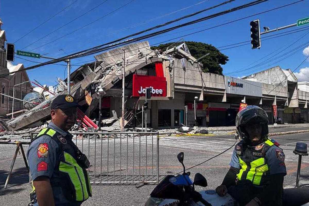 Major 7.8-magnitude quake kills three in Philippines, triggers tsunami warnings
