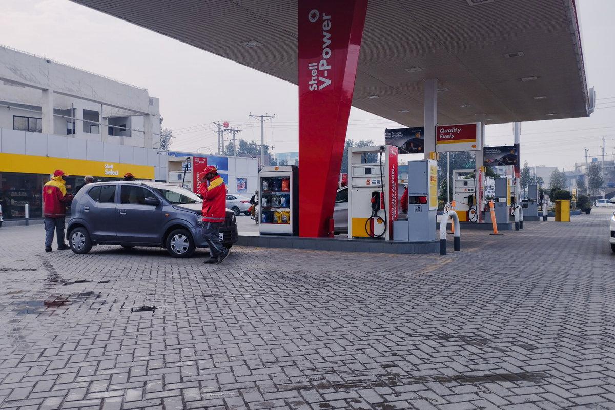 Pakistan likely to cut fuel prices further after crude gets cheaper