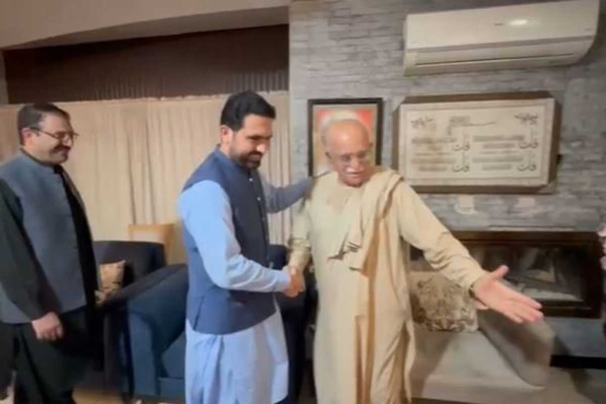CM of northwest Pakistan meets veteran politician amid fears over constitutional overhaul