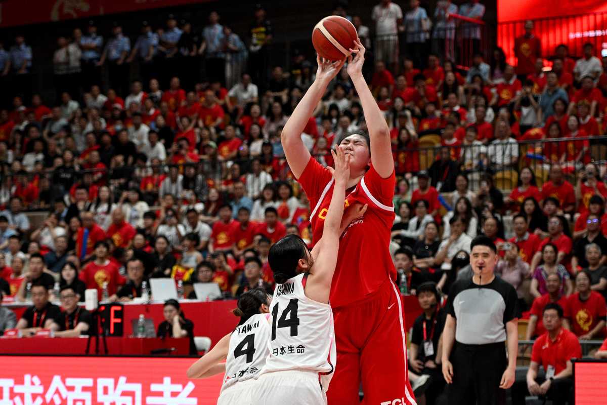 'Moving Great Wall': China unleash towering teen basketball star