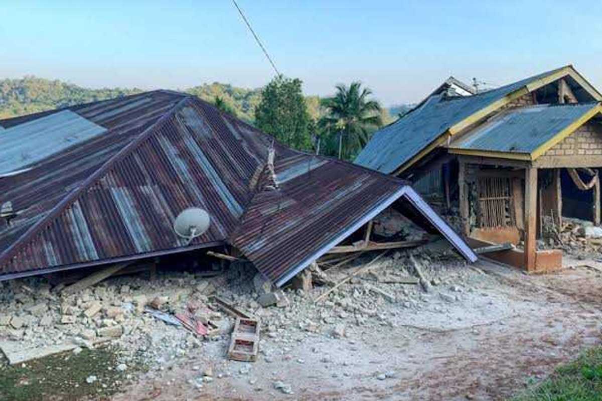 Powerful quake off Indonesia kills 20 and sparks mass evacuations