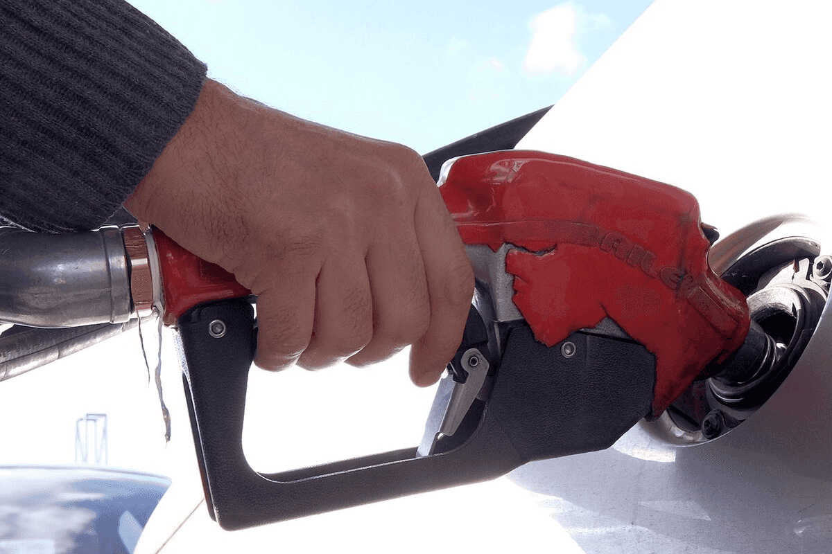 Pakistan’s PKR 100 petrol subsidy faces dealer concerns over implementation