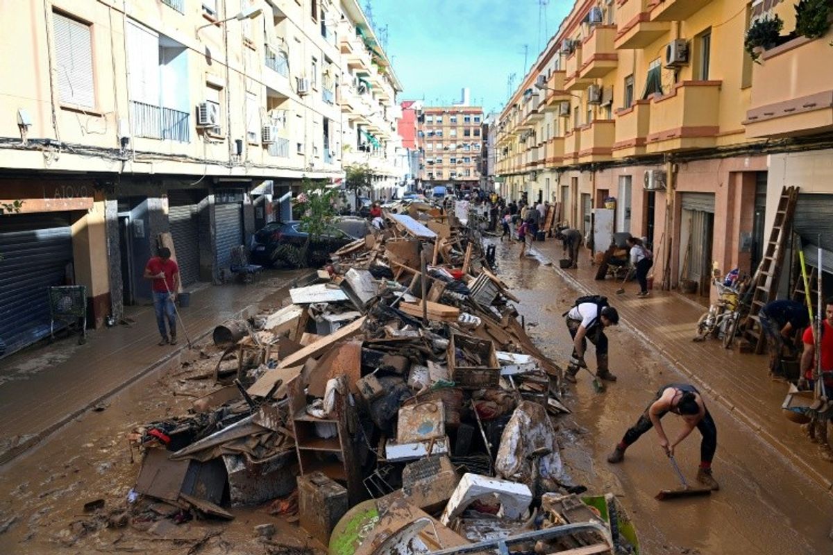 Spain flood deaths top 200, hopes fade for missing