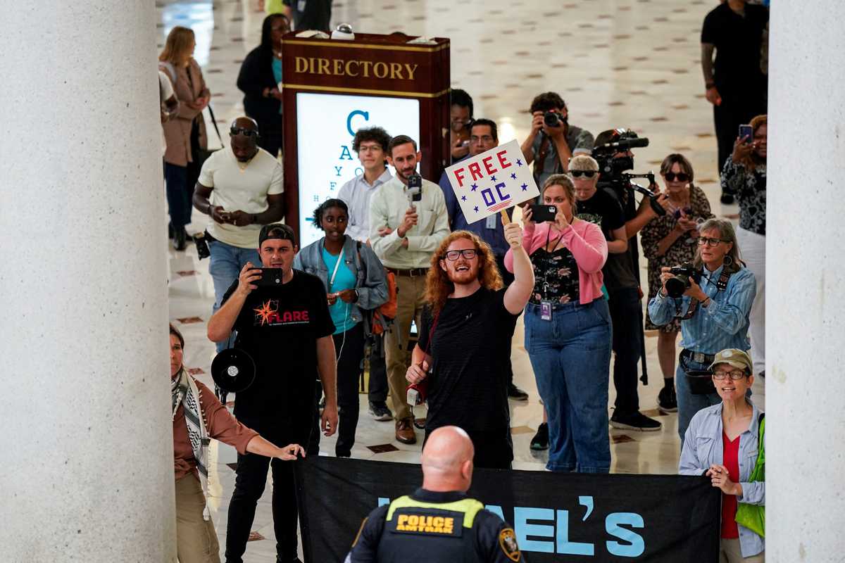 Shouts of 'Free DC' as Vance visits troops deployed in US capital